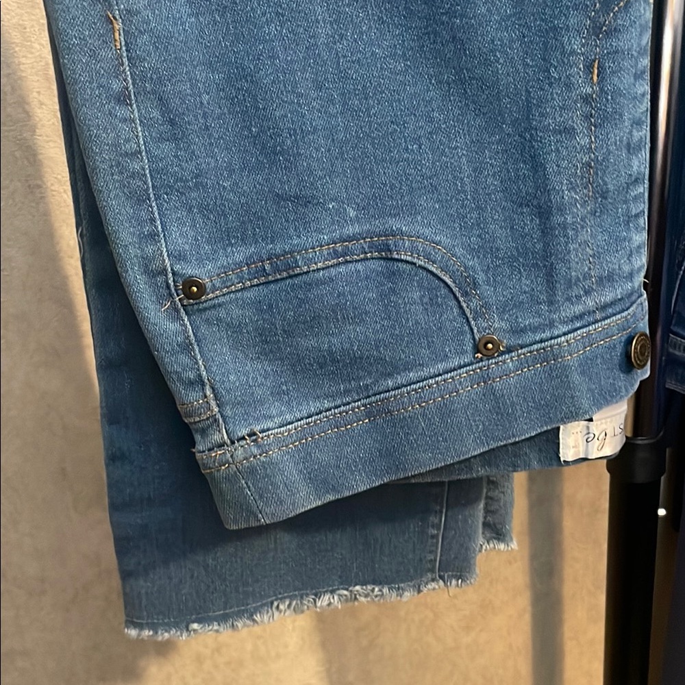 Blue Denin crop frayed elastic jeans